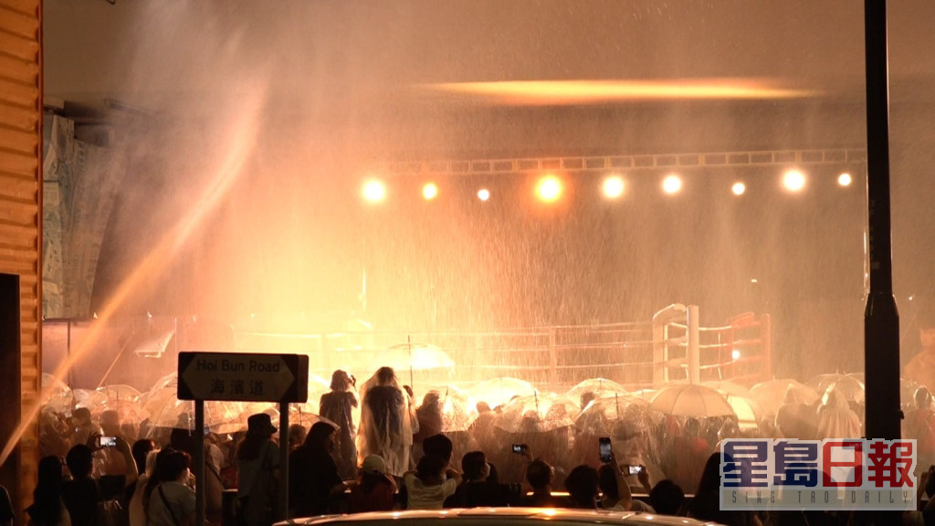劇組出動大型水車製造落雨場面，在場fans一齊撐起透明雨傘以配合拍攝。