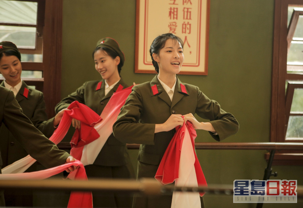 冯小刚2017年电影《芳华》国内外版本有分别，国内版本被指删减部份文革相关画面。