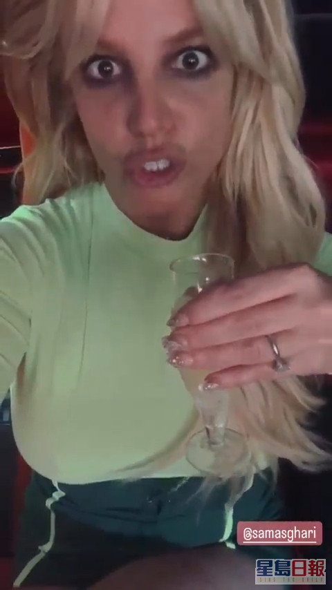 Britney在社交網分享與Sam坐勞斯萊斯歎香檳的片段。