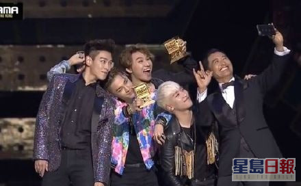 周润发还曾在MAMA台上集邮当时的韩国天团BIGBANG。