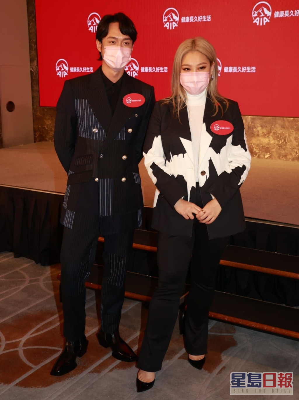 欣宜与刘俊谦出席为保险公司拍广告的宣传活动。