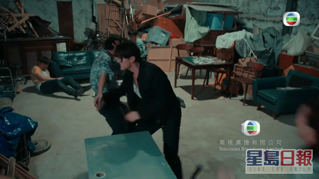 「肥尸」捉走「志飞」杨明的手下，杨明独闯救人却受伤。