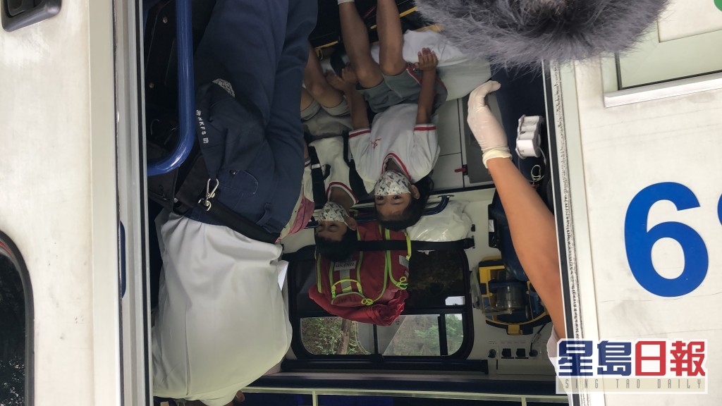 3名学童受轻伤由救护车送院治理。刘汉权摄