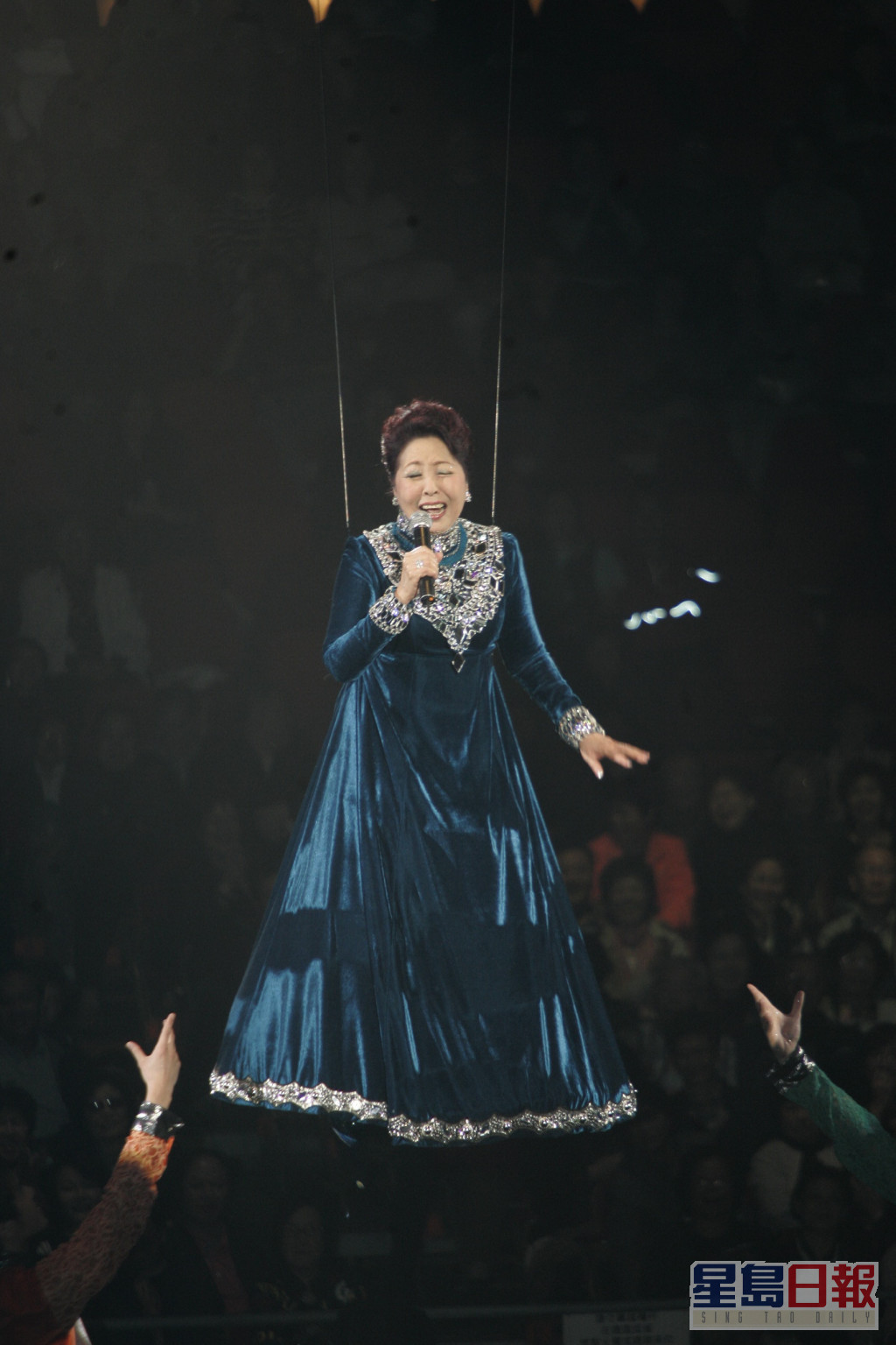 静婷于红磡体育馆举行《静婷最激50年演唱会》，并吊威吔至6尺高。