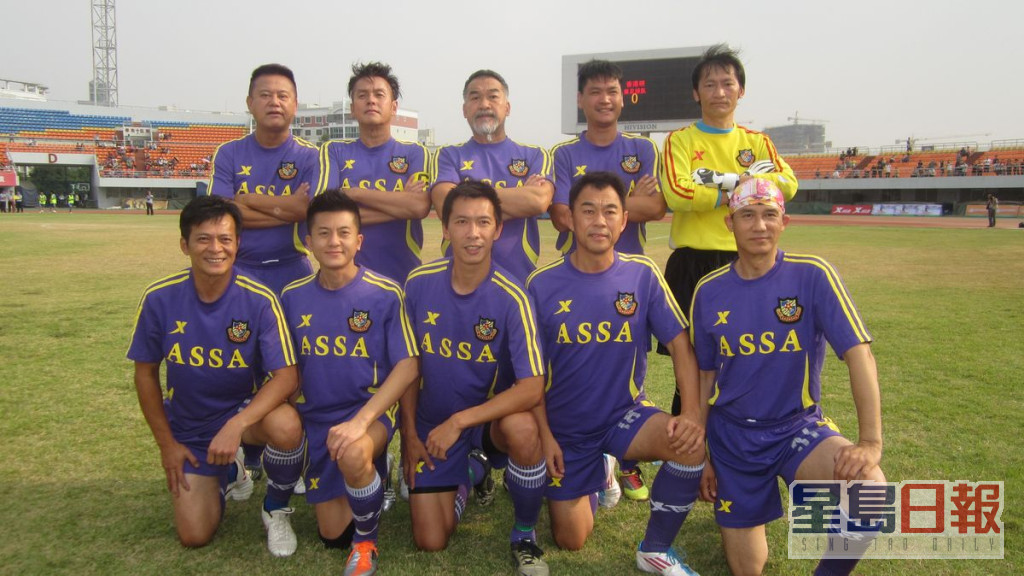陈百祥亦是明星足球队的队员。