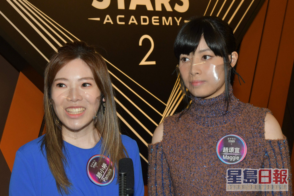 赵小婷（左）话会用歌声吸引导师。