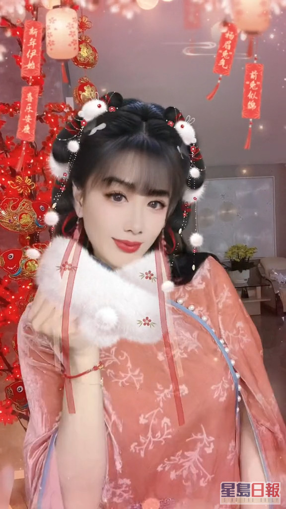 锺丽缇穿上中式旗袍拍贺年片。
