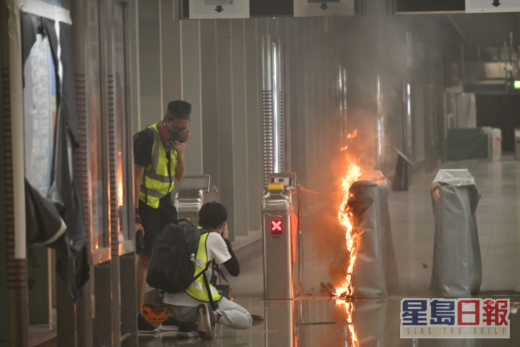 港鐵站內有示威者縱火。資料圖片