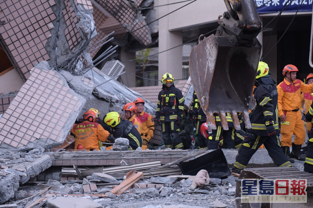 搜救人员在瓦砾中救出伤者。AP