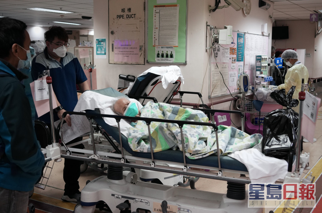 林哲玄指现时本港公立医院内科病房使用率已达112%。资料图片