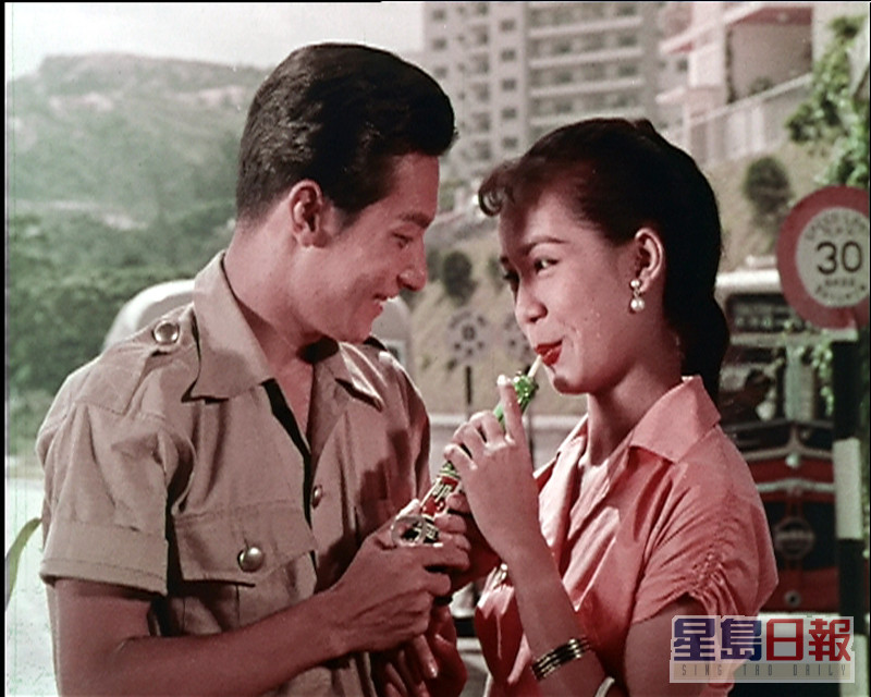  张英才与林凤《玉女惊魂》（1958）剧照。