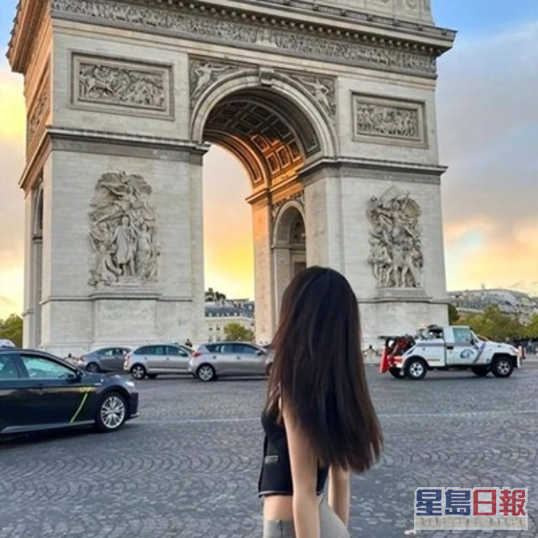 李嫣早前与妈妈王菲游法国。