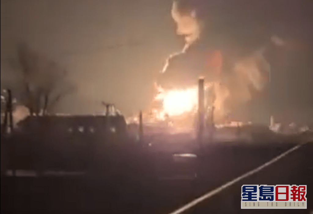 基輔以南的瓦西里基夫有油庫被擊中起火。影片截圖