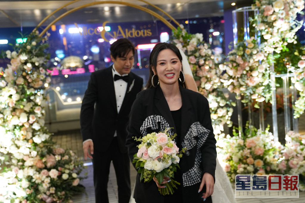 朱晨丽去年9月在陈炜婚礼上成功抢花球！
