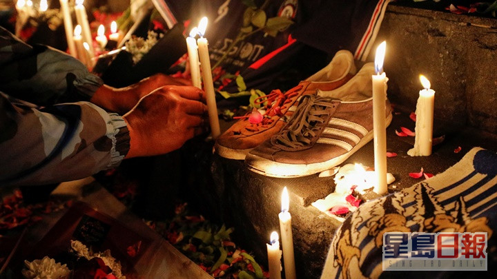 有悼念民眾放上運動鞋悼念死者。路透社圖片
