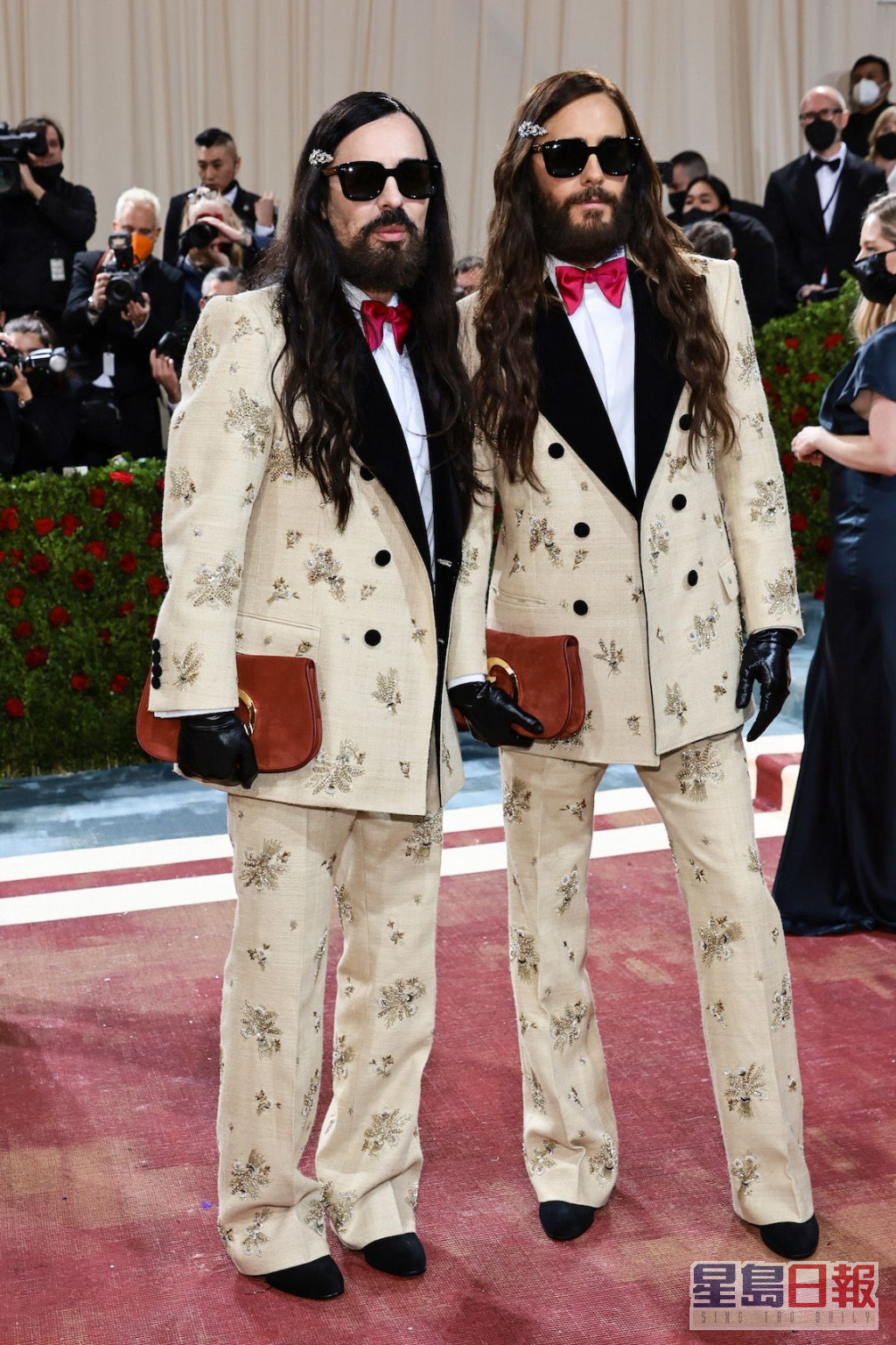 Gucci创意总监Alessandro Michele（左）与「小丑」谢勒力图打扮成一样抢镜。
