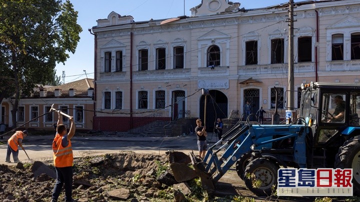 乌克东部及南部战况持续，工人在尼古拉耶夫市进行清理。路透社图片
