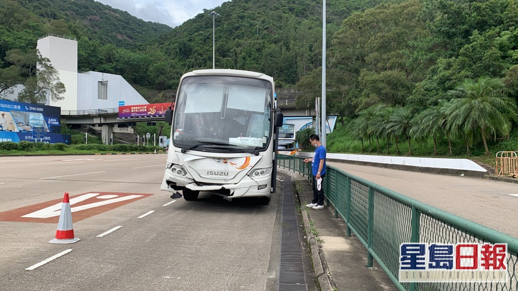 意外亦涉及一辆旅游巴士。刘汉权摄
