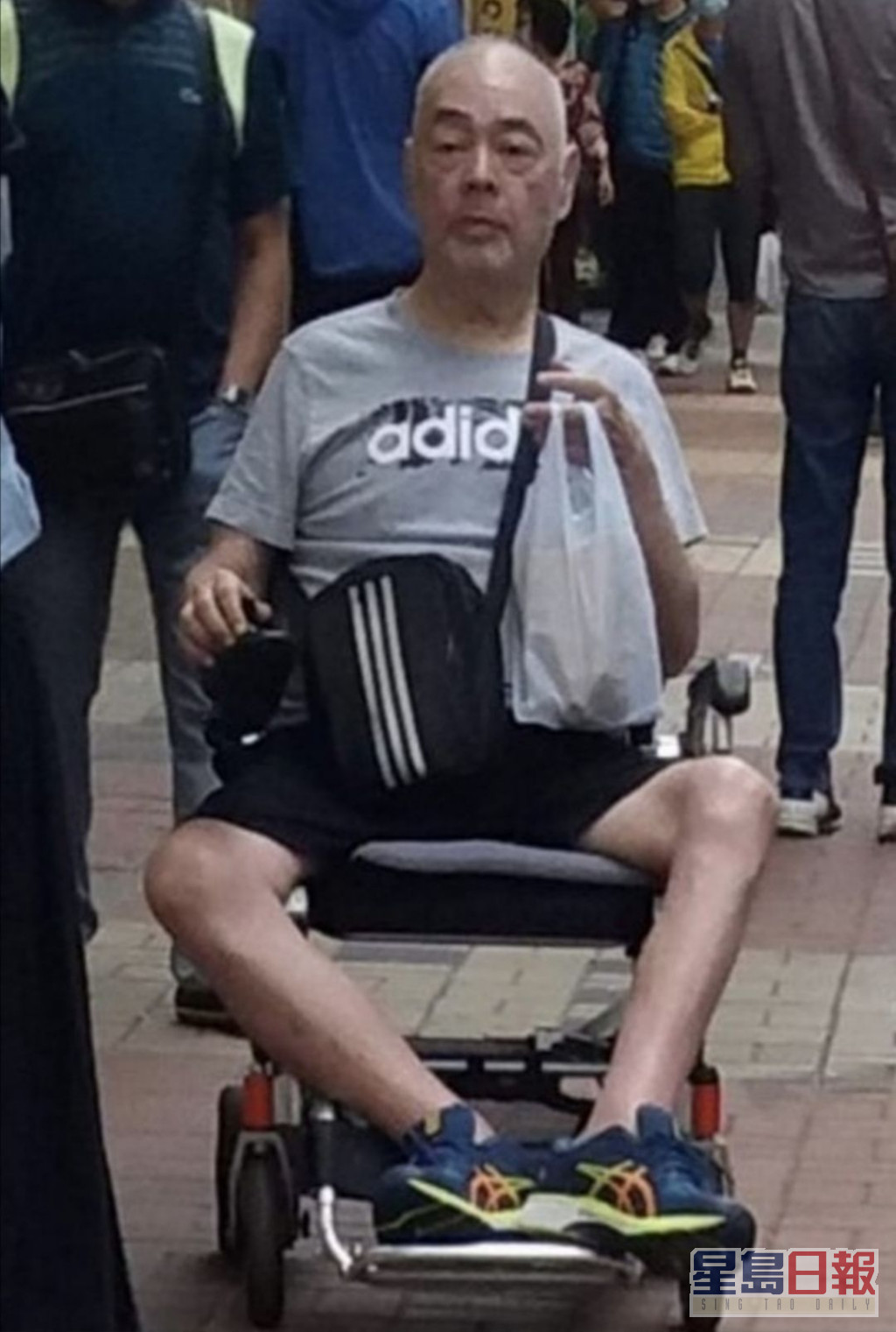 张伟文自2015年开始健康出现问题，饱受腰患、糖尿病困扰做咗两次腰椎大手术，暴瘦100磅，要坐轮椅代步。