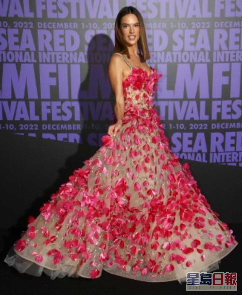超模Alessandra Ambrosio穿上粉红立体花装饰晚装，出席电影女性晚会。