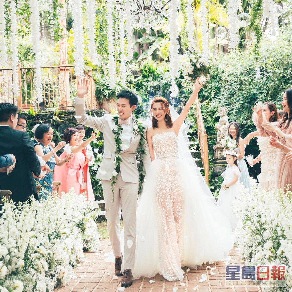 倪晨曦去年初与金融才俊老公Vincent补办婚礼。