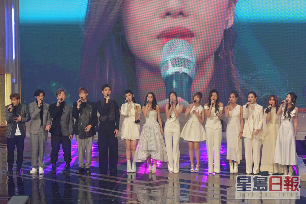 15位学员在台上演唱得奖歌曲。