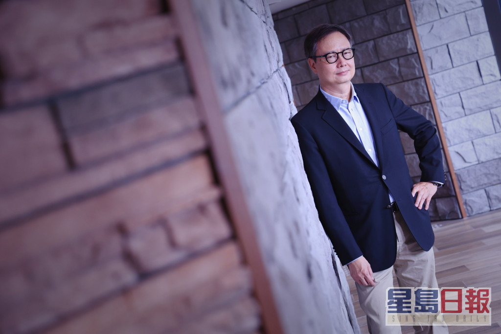 莊澄為回歸電影《一樣的天空》做監製，為香港帶出正能量。