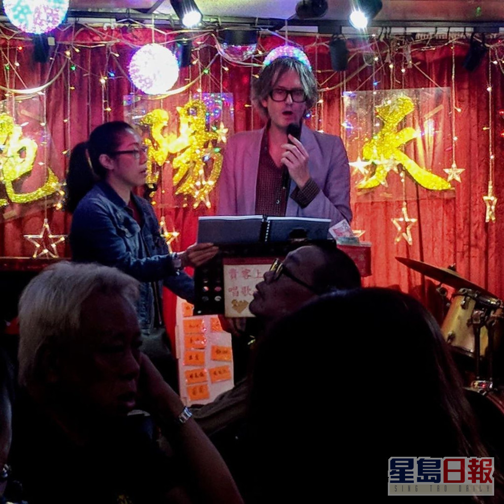 其實廟街在外國人眼中是潮物，盛載香港歌舞文化；2018年英倫歌手Jarvis Cocker來港參加Clockenflap後，更踩入廟街艷陽天夜總會。