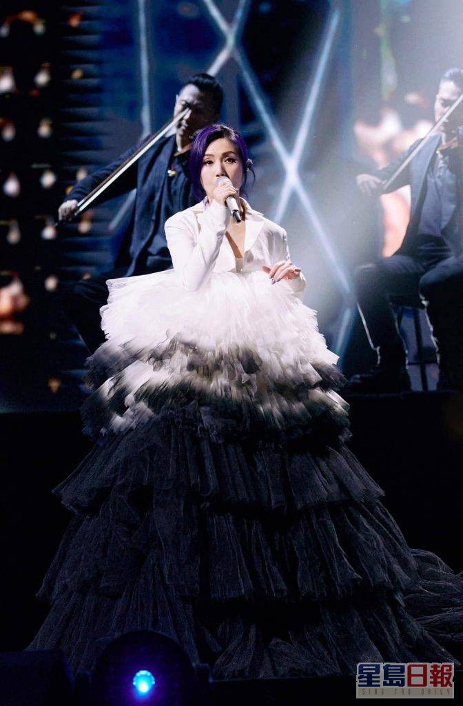 杨千嬅最近在内地开巡回演唱会。