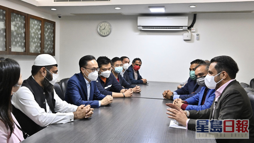 公务员事务局局长聂德权（左三）与九龙清真寺代表倾谈。政府新闻处图片
