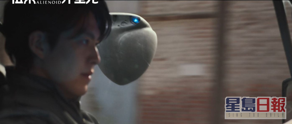 飾演外星守護者的金宇彬與機械助手隱居地球。
