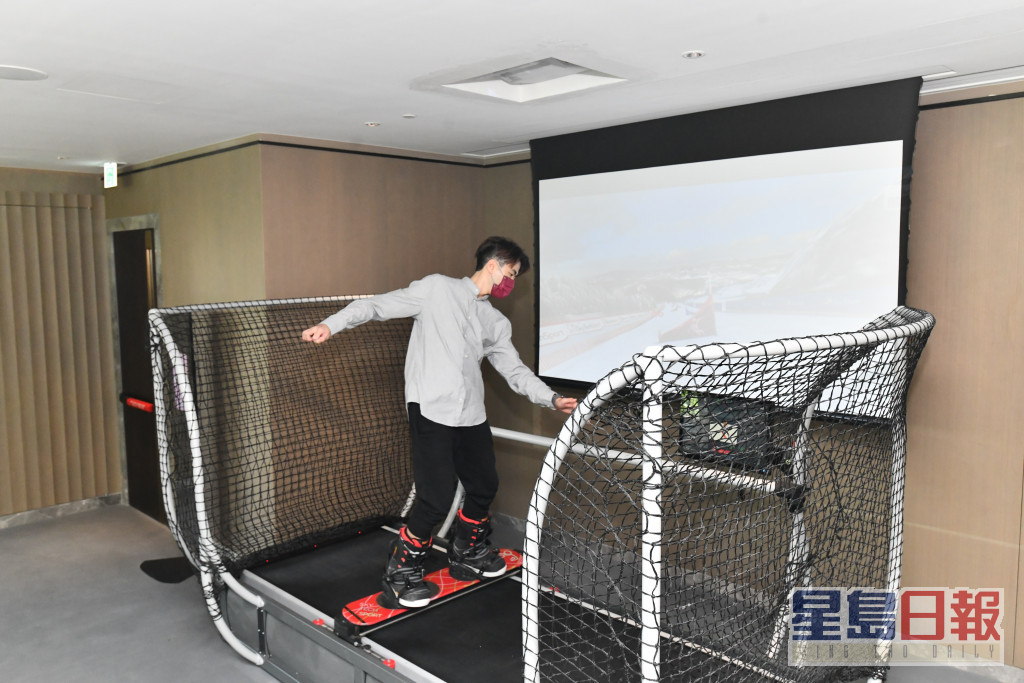 健身室内设模拟滑雪机供住户挑战。