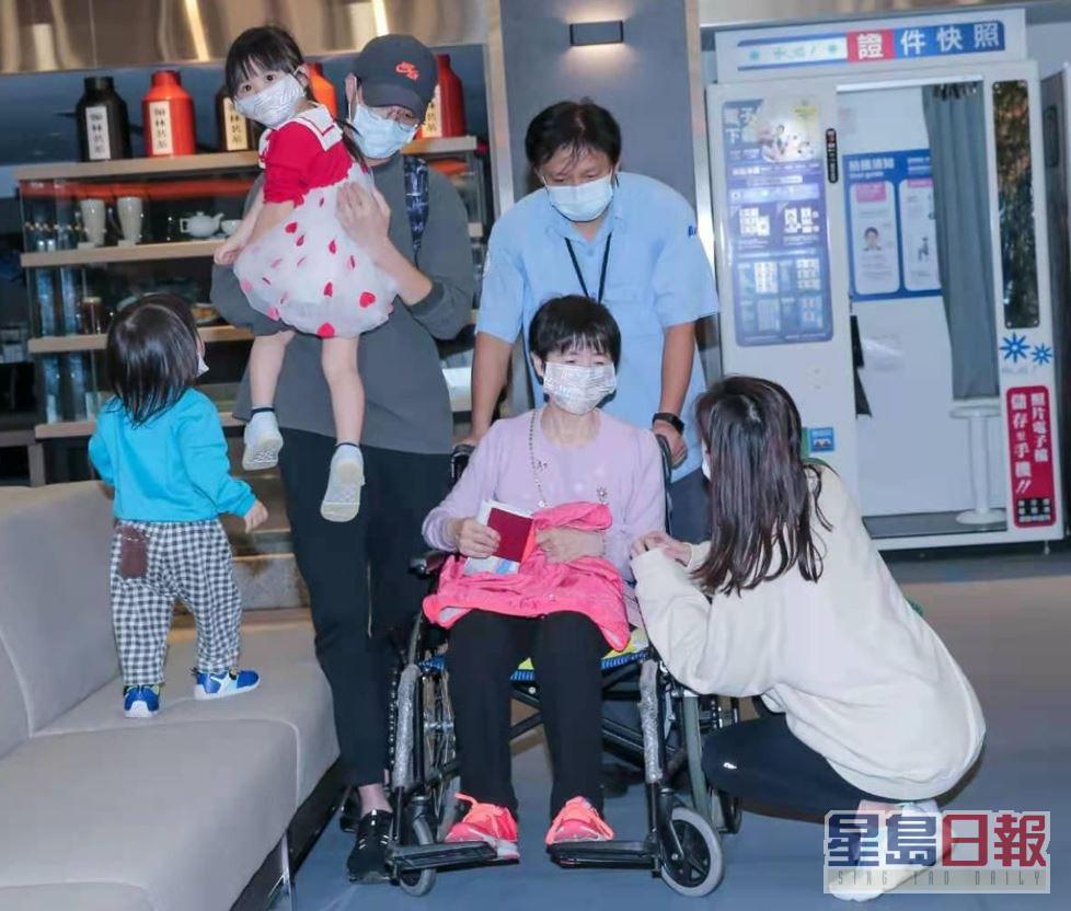 去年兩人離婚後，江宏傑帶同一對仔女送外母機。