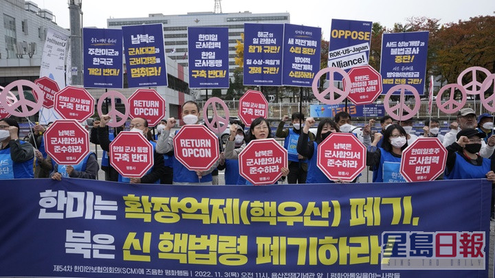 首尔有反战示威者抗议，要求停止韩美军演。AP图片