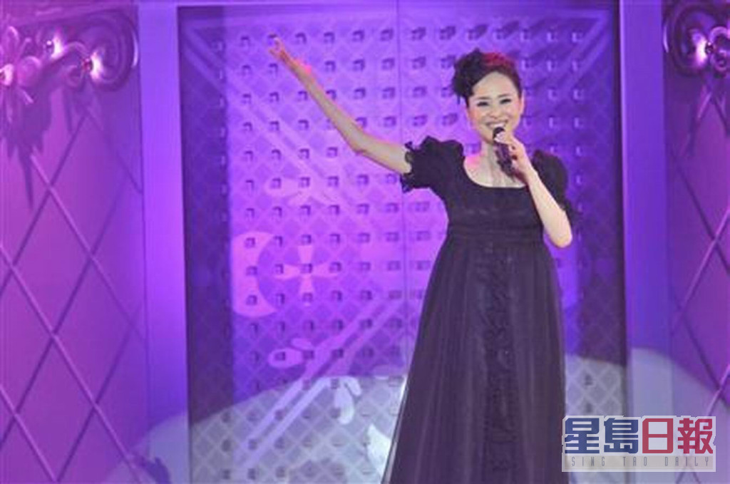 松田圣子经历4个月停工，近日重返舞台唱歌。