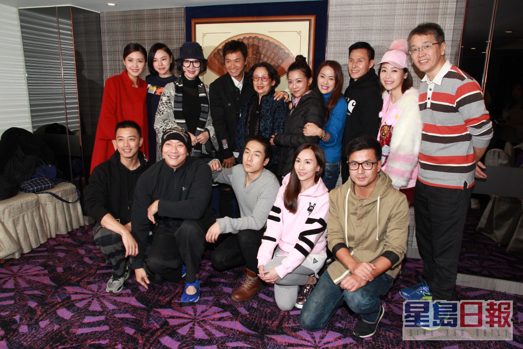 郭晋安（后排左四）与冯素波（后排左五）之后在2016年台庆剧《致命复活》饰演母子。