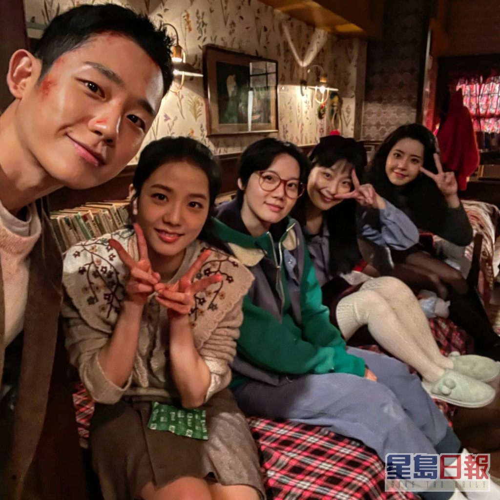 金美秀（中）在《雪降花》中飾演女主角Jisoo的室友「成敏」。
