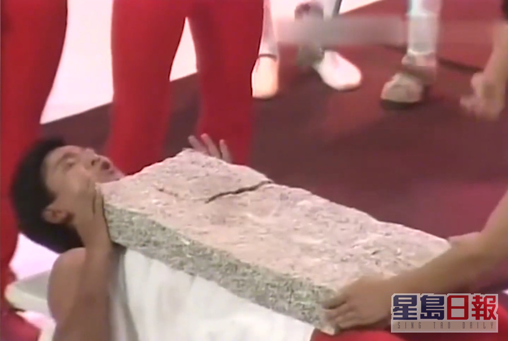 【1983年】五虎演杂技团形式出现，不过最经典的一定是刘德华心口碎大石！