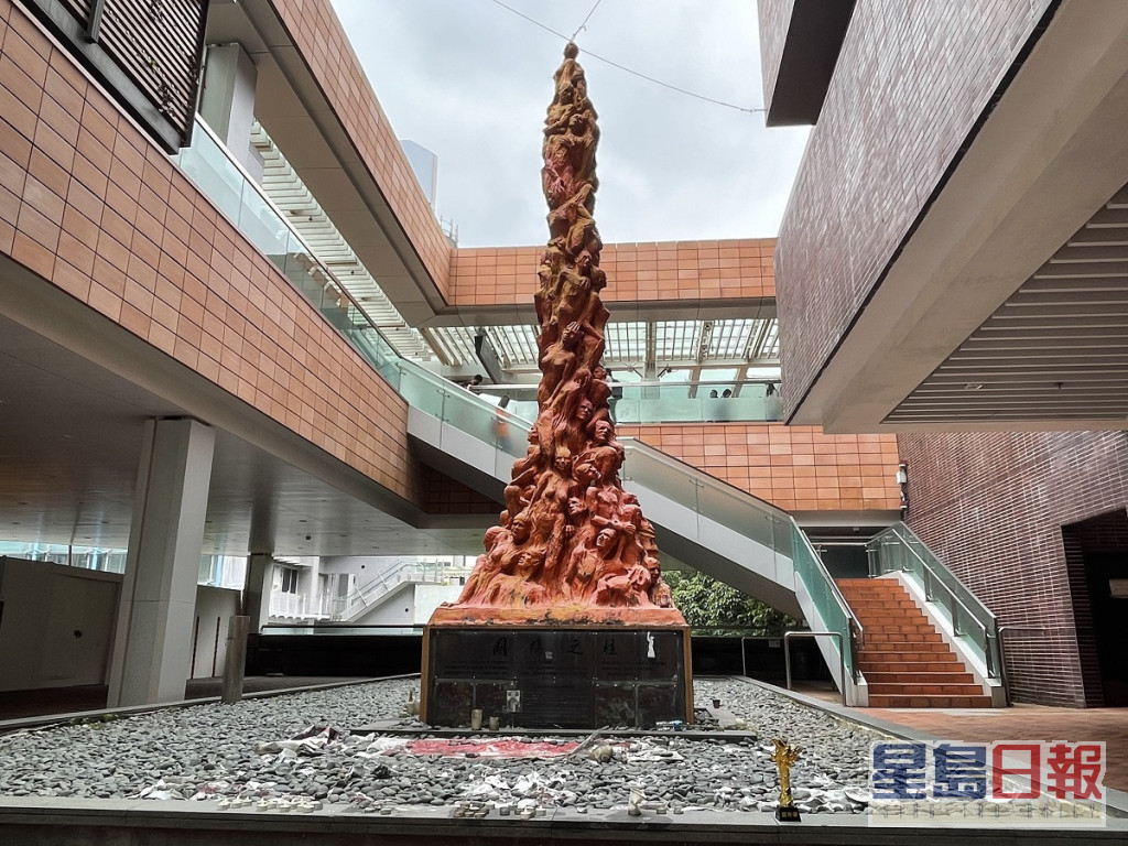 香港大学移走摆放在校园内的「国殇之柱」。资料图片
