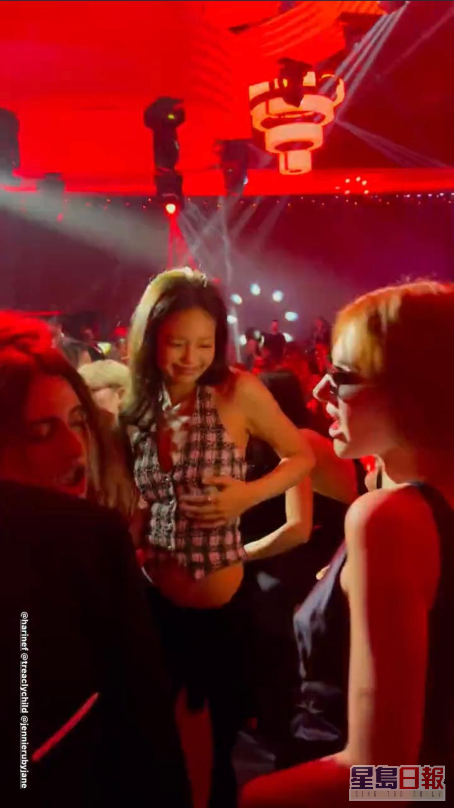 Jennie在慶功派對盡情起舞，非常投入。