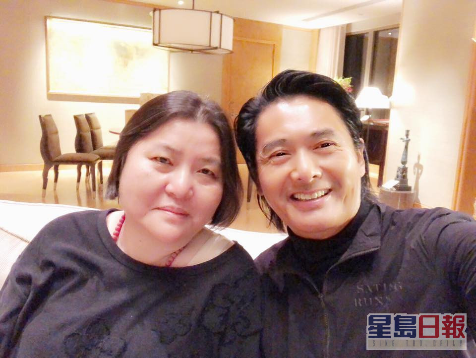 陈宝莲好友、台湾金牌经理人宽姐（左）最后收养了Don Don，并一直视如己出。