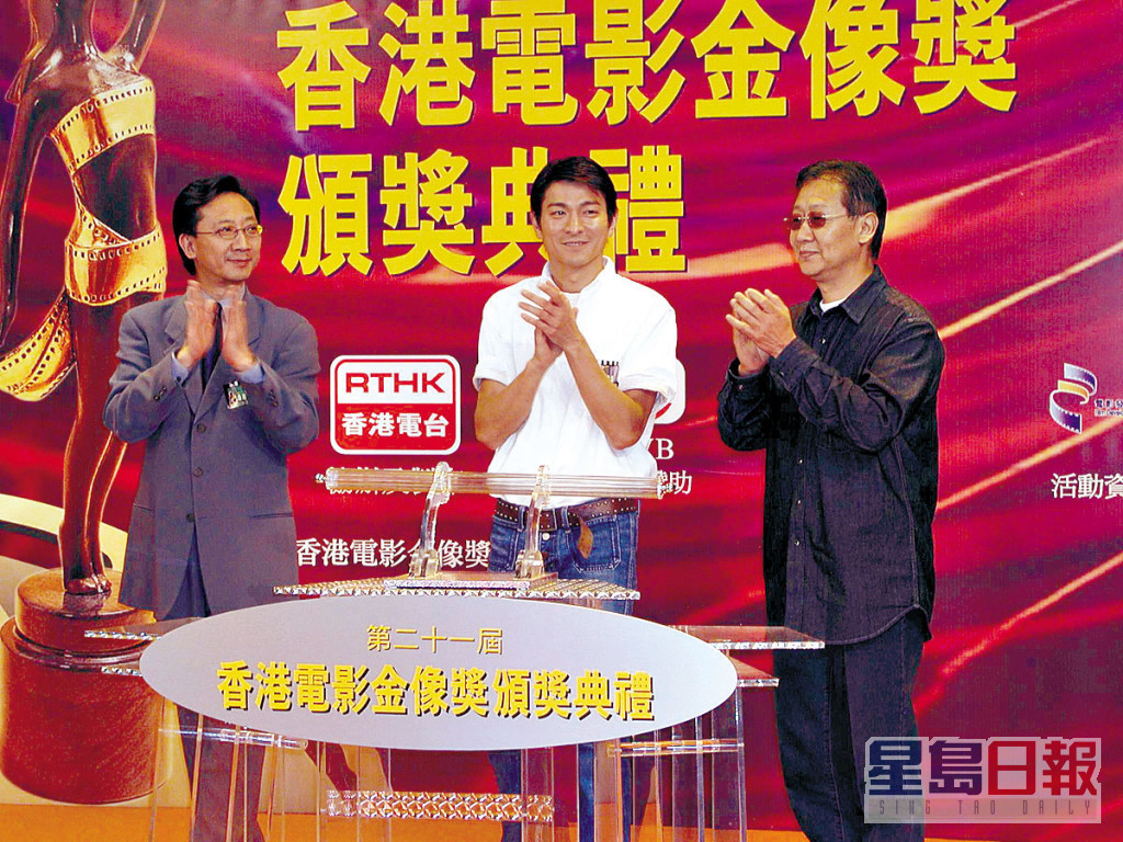 吳錫輝70年代加入港台，至2006年提早退休，曾任職香港電台副廣播處長。