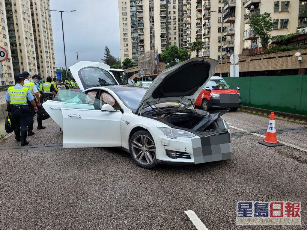 涉事Tesla車尾嚴重損毀。