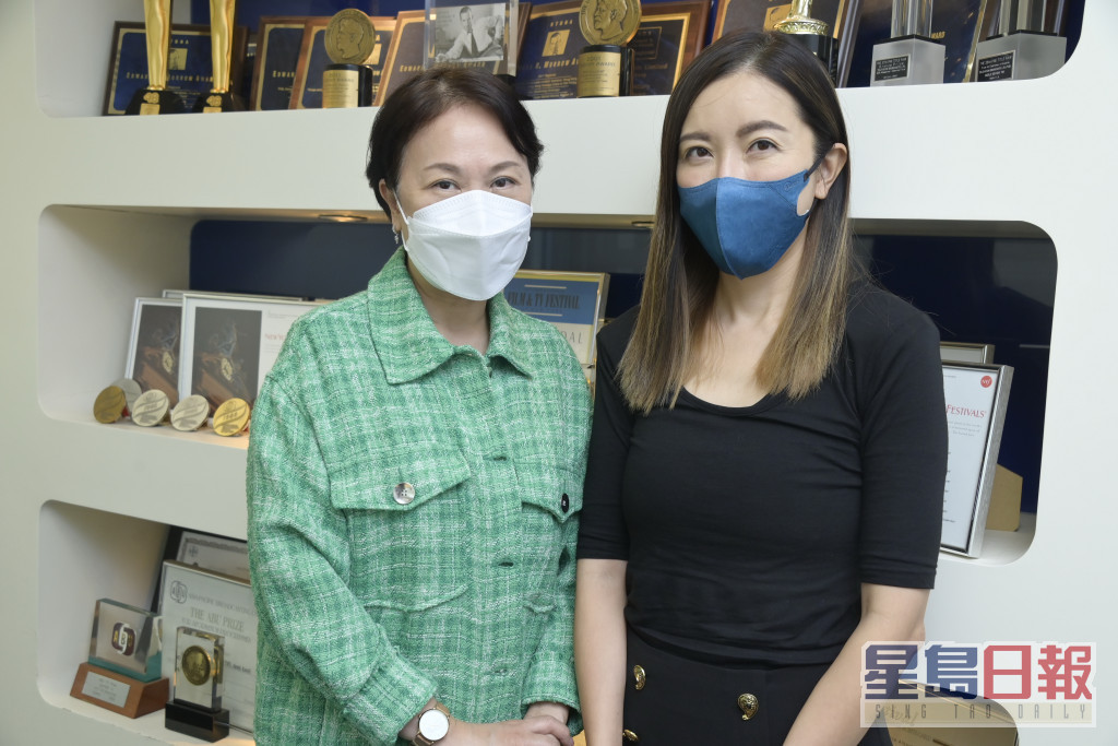 节目监制阮小清（左）在香港主持大局，提供岑应等人后勤支援，对于收视表示没有压力。