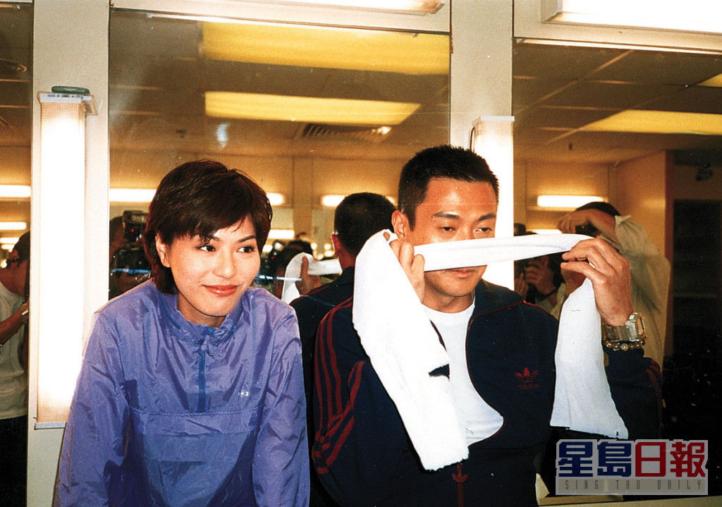 滕丽名1998年拍《陀枪师姐》与魏骏杰挞着，不久即在西贡筑爱巢共赴同居。