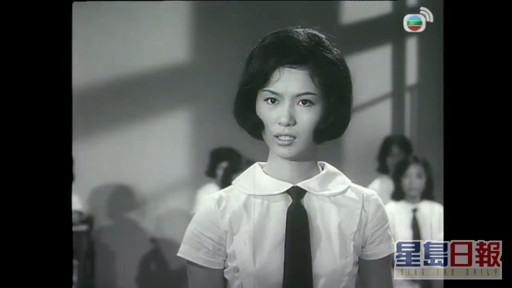 1966年的《播音王子》飾演學生妹。