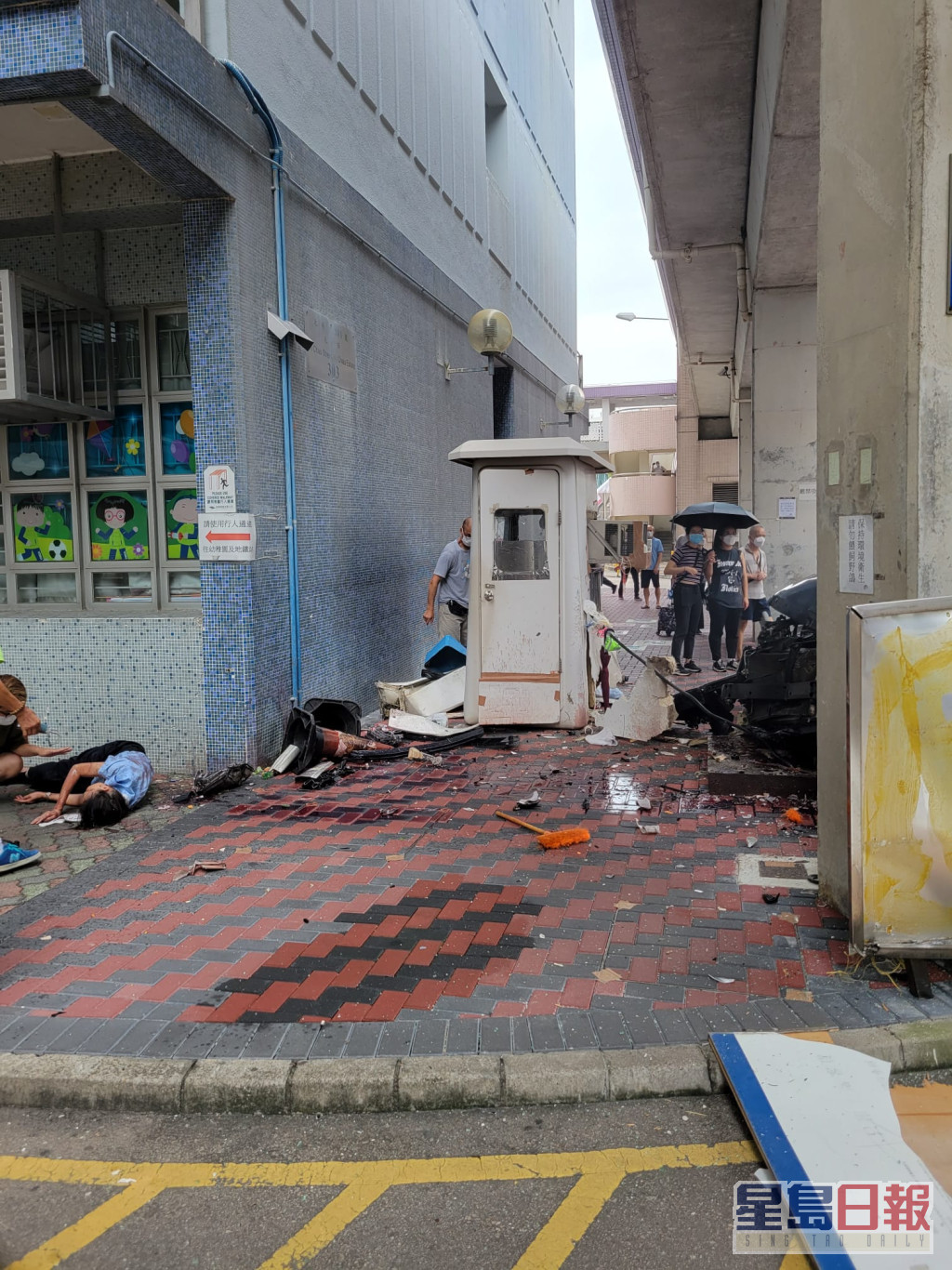 保安員受傷倒臥在地上。圖:網民 香港突發事故報料區