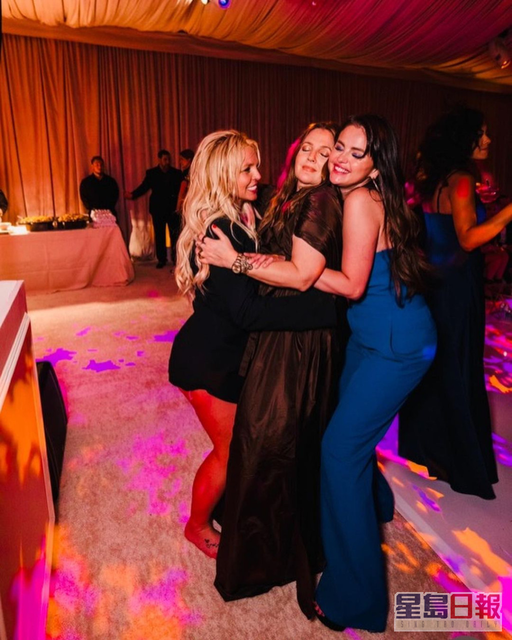 茱芭莉摩亞（中）、Selena Gomez（右）獲邀出席Britney的婚禮。