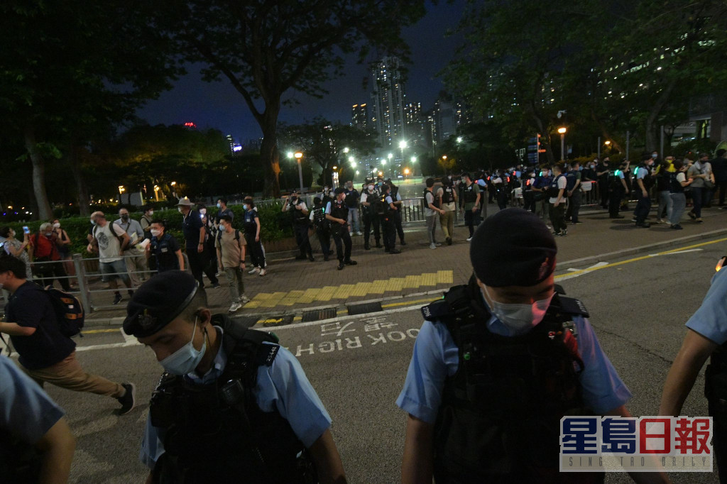 警方晚上扩大封锁范围并驱散在场聚集人群。