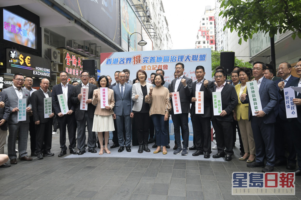 「香港各界撐完善地區治理大聯盟」指各區有簽名活動，供市民簽名支持。梁譽東攝
